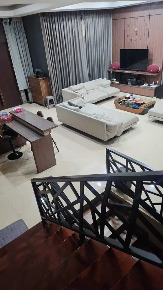 Rumah Hoek di Gading Pelangi, 3 lantai, Furnish, Bagus, Siap huni
