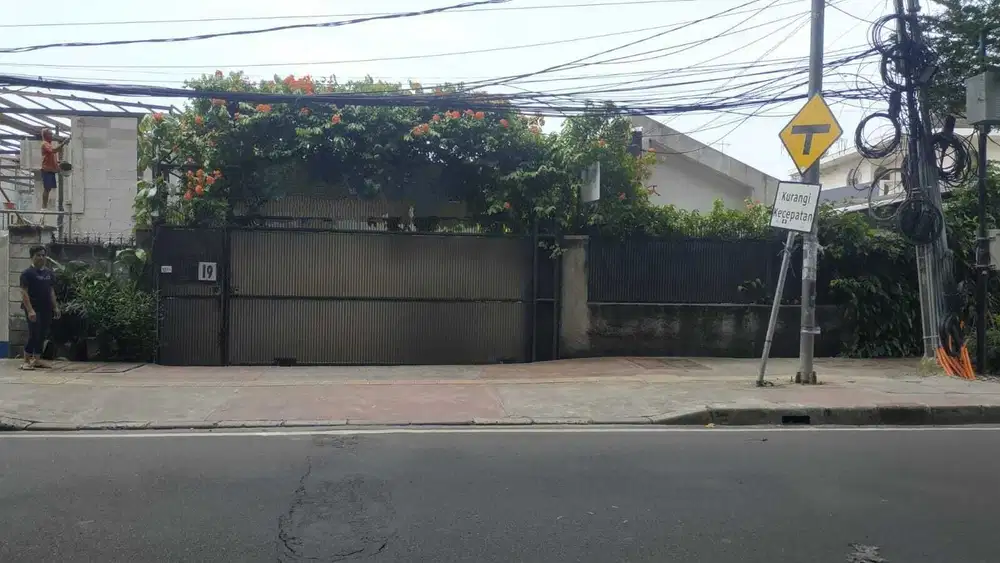 Rumah Pulomas Cocok Usaha Tepi Jalan Raya