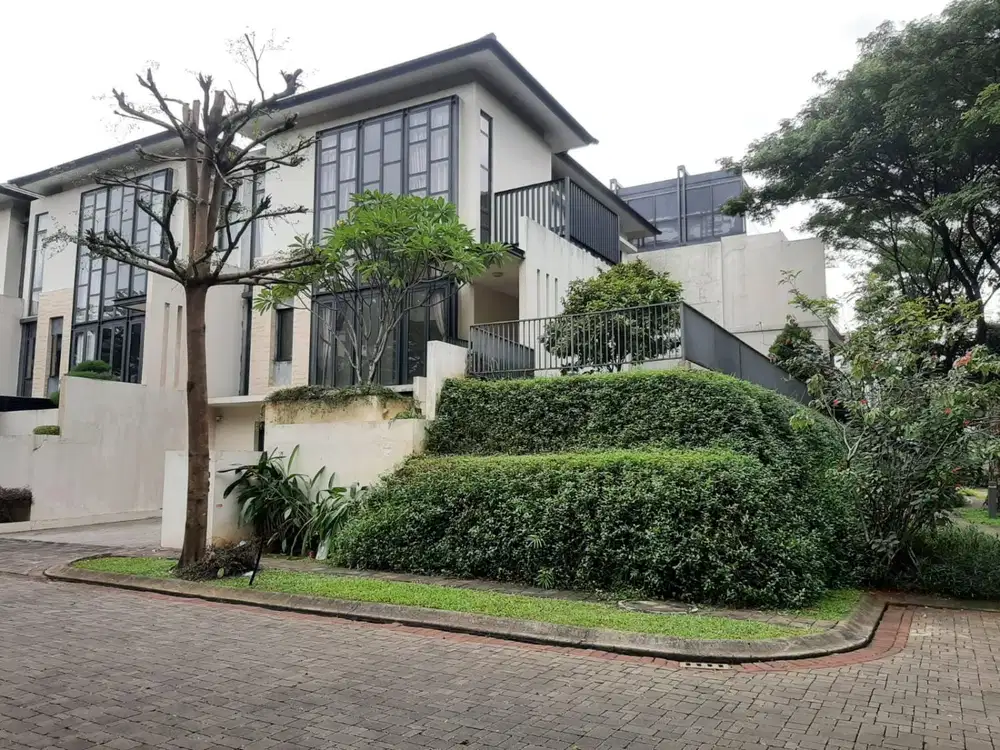 jual cepat ! rumah corner 3 lantai, lancewood navapark di bsd city. harga nego!