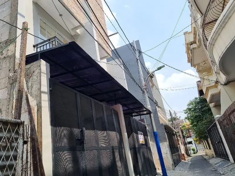 RUMAH BARU TANJUNG DUREN 3 LANTAI DENGAN CARPORT 2 MOBIL