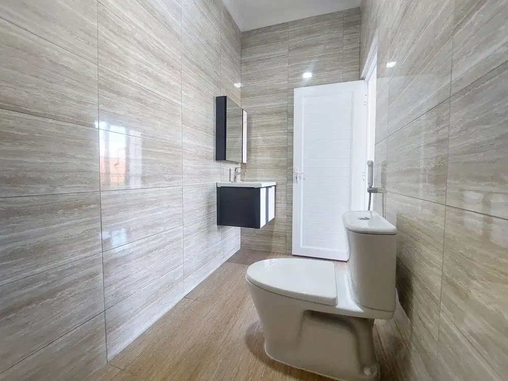 Di Jual Rumah Siap Huni Model Klasik Dekat Jakarta Barat