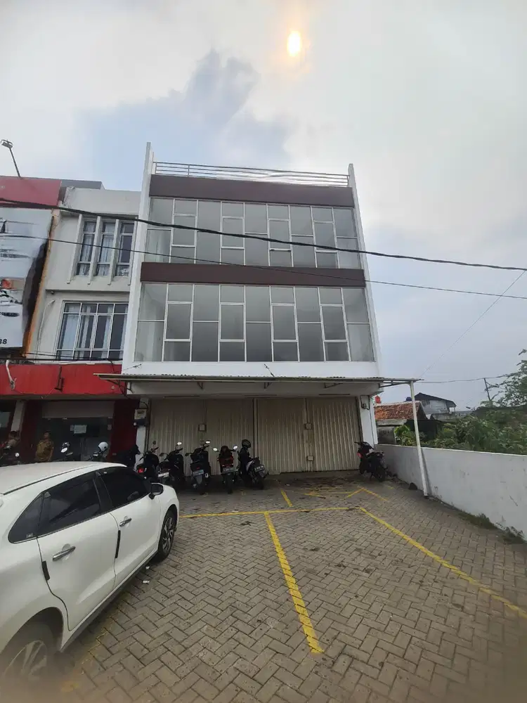 RUKO GANDENG 3 LANTAI SERPONG DEKAT ALAM SUTERA PARKIR LUAS SIAP HUNI