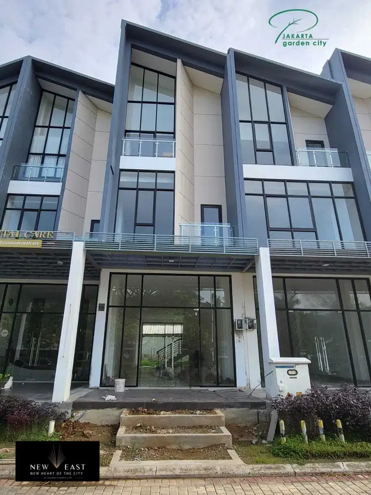Ruko Baru New East JGC lebar 5 dan 6 ada 3 lantai siap huni area depan