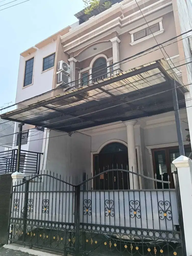 Rumah rapih 3 lantai semi furnished dijual  lokasi bagus Sunter