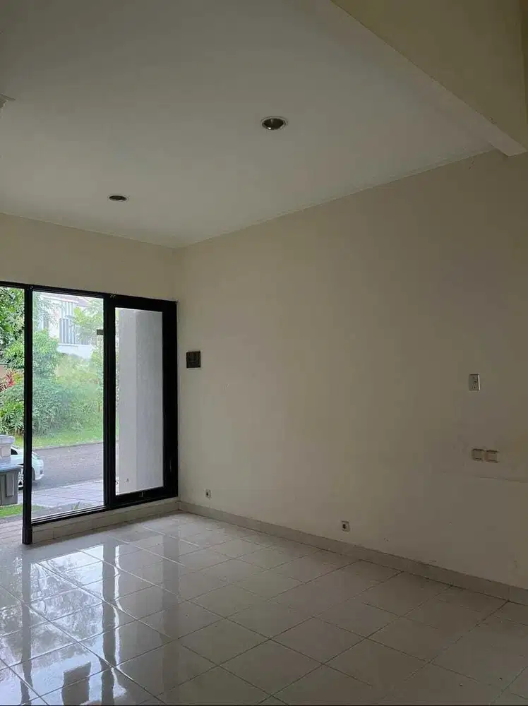 Rumah Newton Summarecon Serpong Posisi Bagus Depan Rumah Ada Taman.