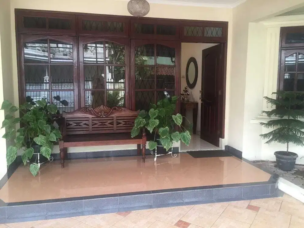 DIJUAL RUMAH ASRI DENGAN 5 KAMAR TIDUR DI DAERAH PULOMAS JAKARTA TIMUR
