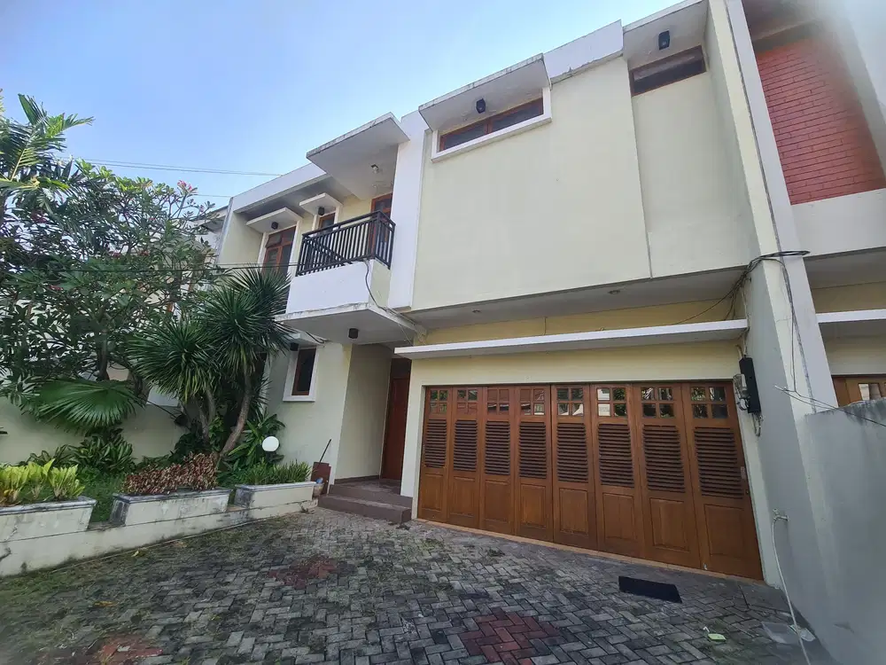 RUMAH MEWAH SEMI FURNISHED DI KEMANG ADA KOLAM RENANG SIAP HUNI