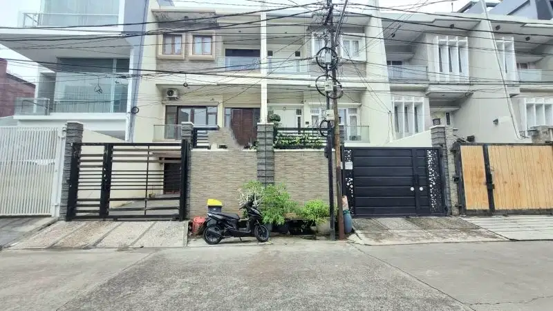 RUMAH PLUIT BANGUNAN 2 LANTAI ADA BASEMENT DAN BEBAS BANJIR