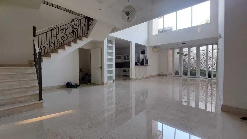 Dijual rumah mewah lengkap dengan kolam renang di Pondok Indah