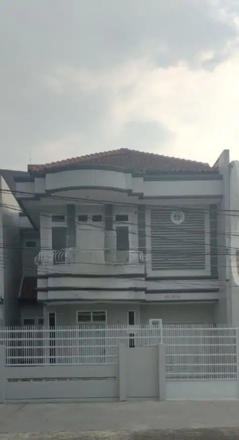 RUMAH STRATEGIS PINGGIR JALAN, 2LANTAI, TAMAN RATU, DEKAT GREENVILLE