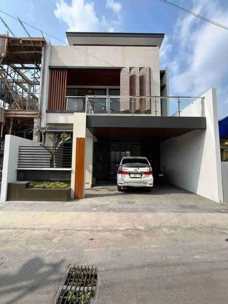 RUMAH BARU MEWAH KONTEMPORER MODERN 2 LANTAI DENGAN KOLAM RENANG DI JALAN PALAGAN