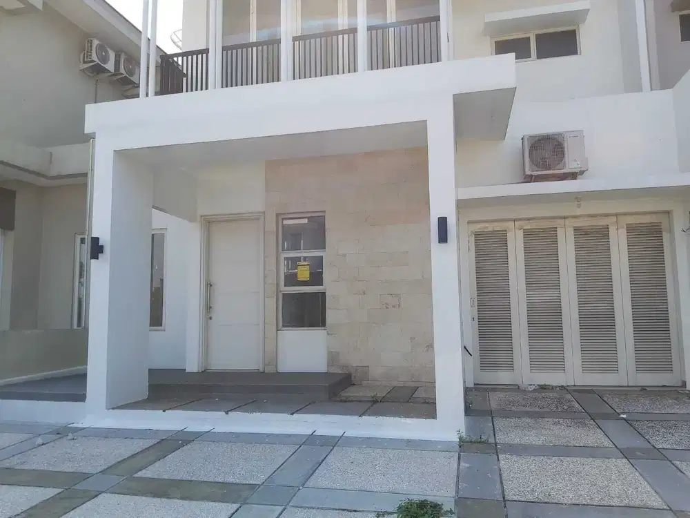 Disewakan/dijual rumah luas 2lt posisi tidak jauh dari gerbang Suvarna