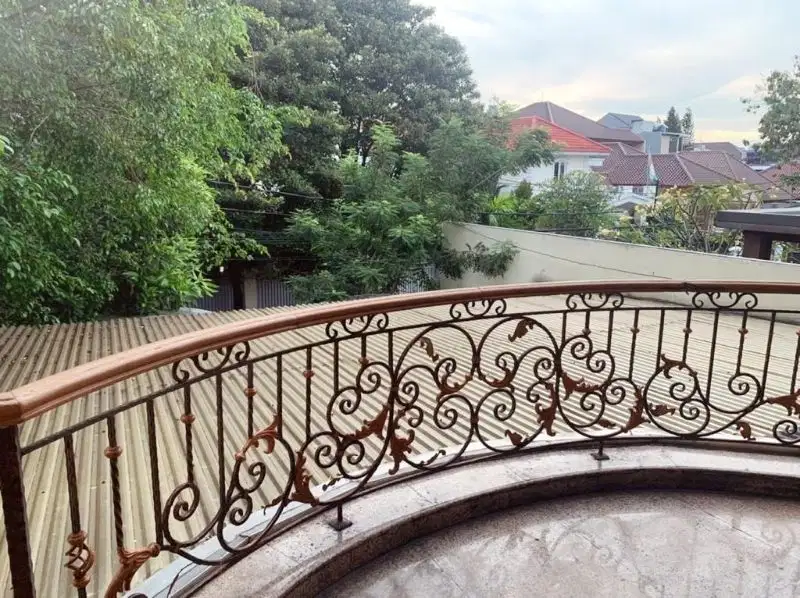 Rumah 2 Lantai di Menteng Siap Huni