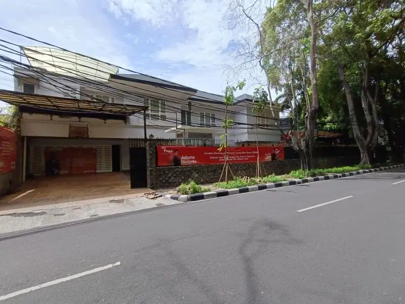 Rumah 704m² Menteng Jakarta Pusat Jalan Raya Utama hadap Utara