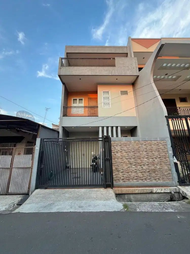 Rumah Cantik 3 Lantai Duri Kepa Row 2 mobil