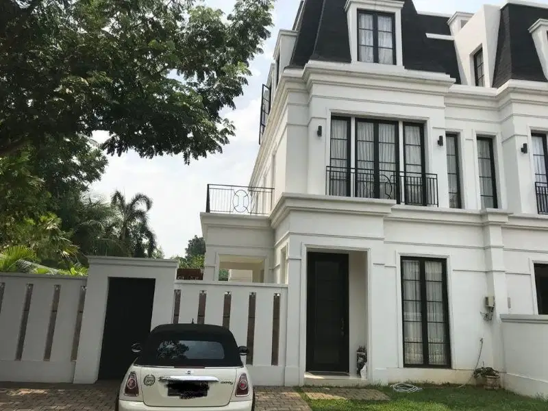 Dijual rumah cantik lengkap dengan kolam di dalam town house di Kemang