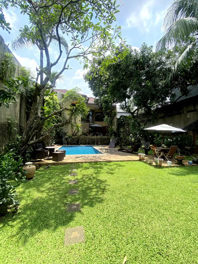 Dijual Rumah Indah Dengan Taman Luas Seperti Resort di Pejaten Barat