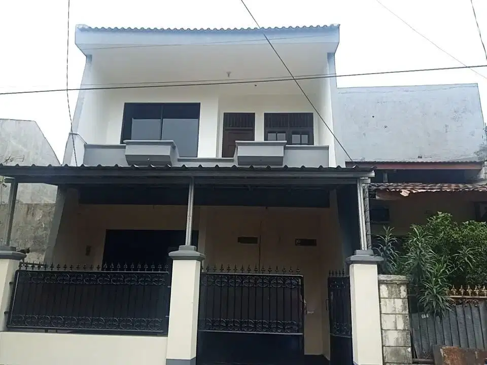 Dijual rumah second 2 lantai di pondok Kelapa siap huni