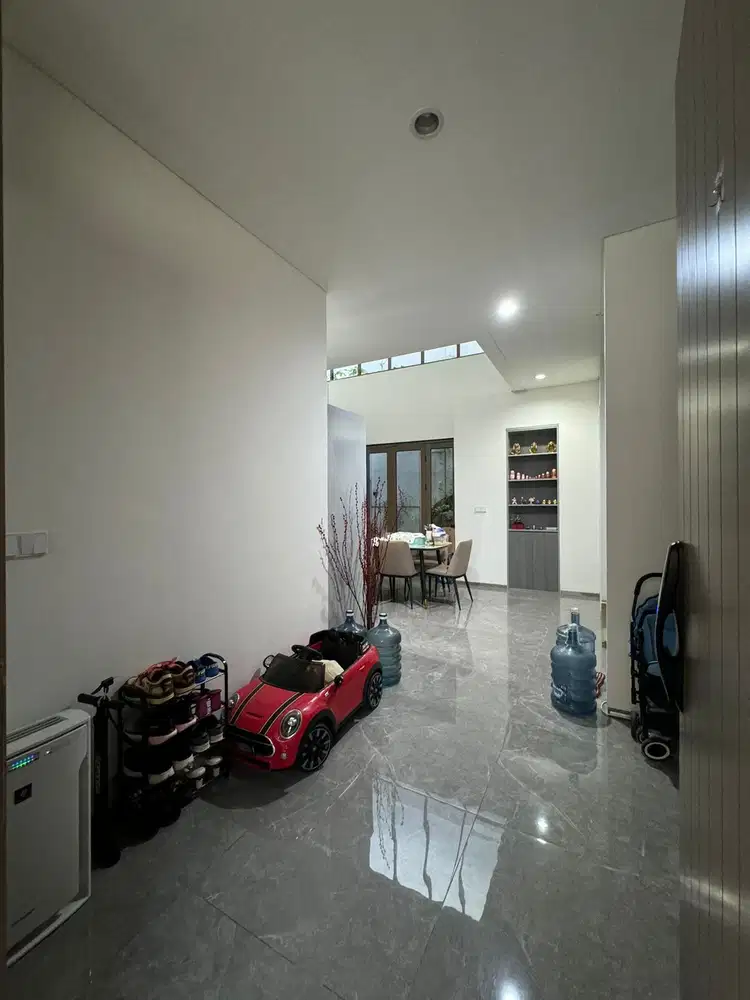 Dijual Rumah 3 Lantai di Puri 11 Lebar 9 Furnish dan Elektronik