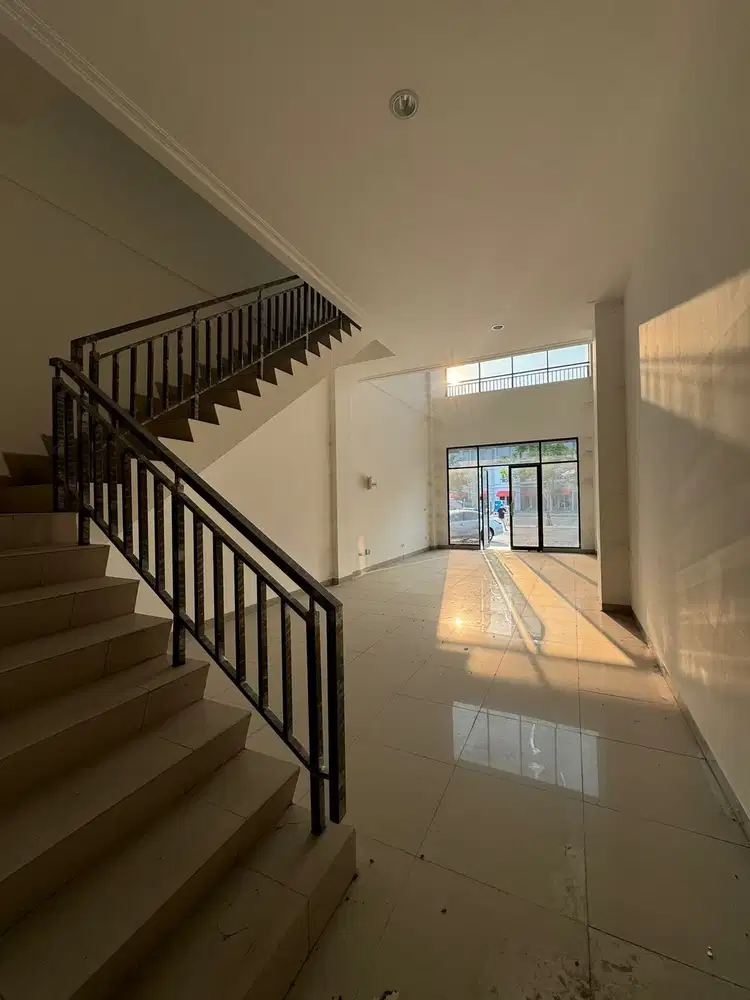 Disewakan Ruko Osaka 4.5x15m2 Boulevard High Ceiling Kosongan Murah