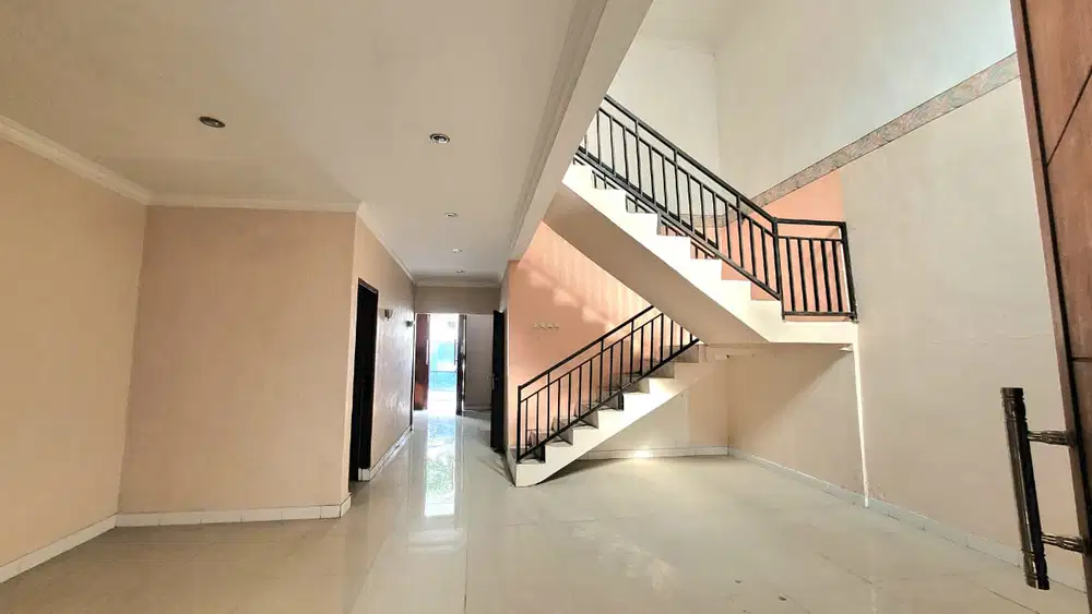 DIJUAL RUMAH TINGGAL SIAP HUNI DI GANDARIA SELATAN TERDAPAT HALAMAN