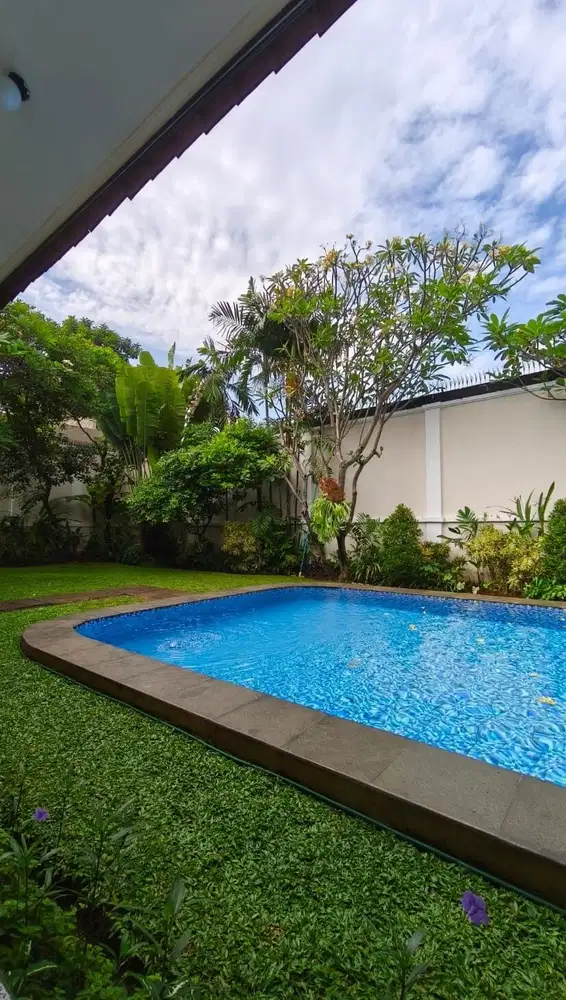 Rumah Halaman Luas Dengan Kolam Renang Di Kemang Jakarta Selatan