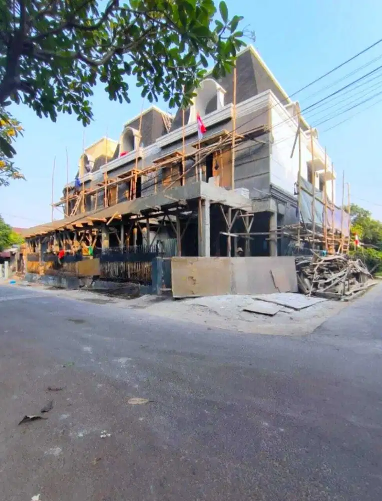 RUMAH BARU DENGAN KOLAM RENANG PRIBADI DIKAWASAN  PSR.MINGGU