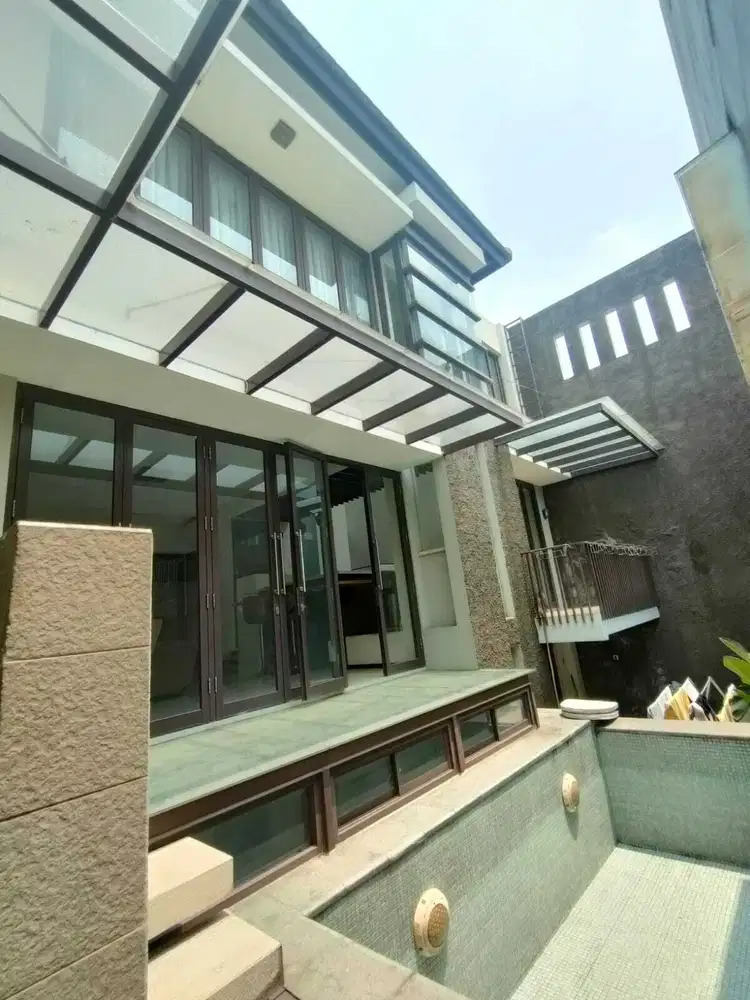 Hunian Villa Bali dengan Pool & Taman Asri – Meruya Utara