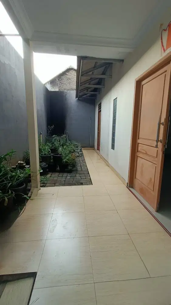 DIJUAL RUMAH DENGAN 3 BANGUNAN RUKO KAWASAN CIBUBUR LOKASI MENARIK