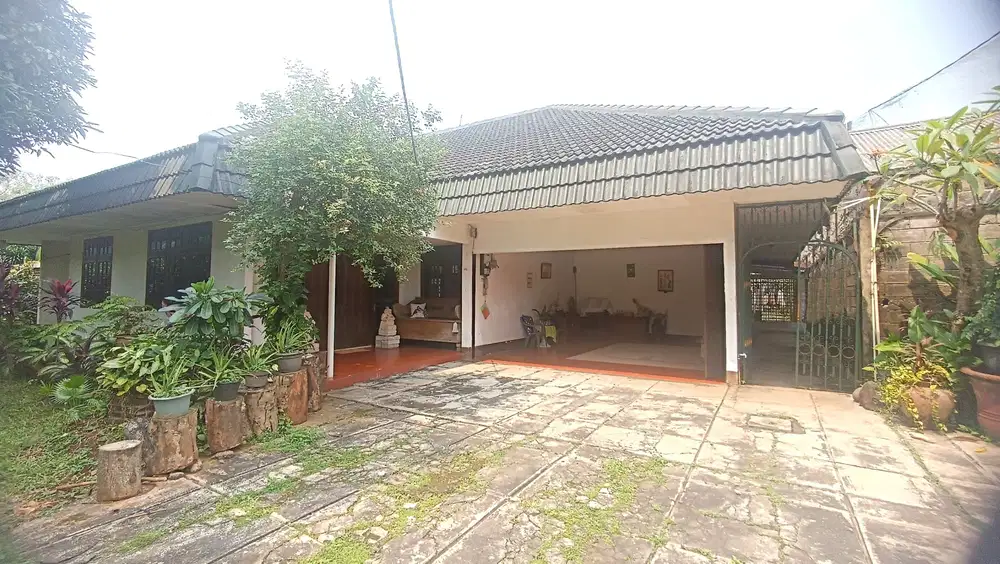 DIJUAL RUMAH ASRI DI TENGAH KEBUN PINGGIR JALAN RAYA DI CIPUTAT TIMUR