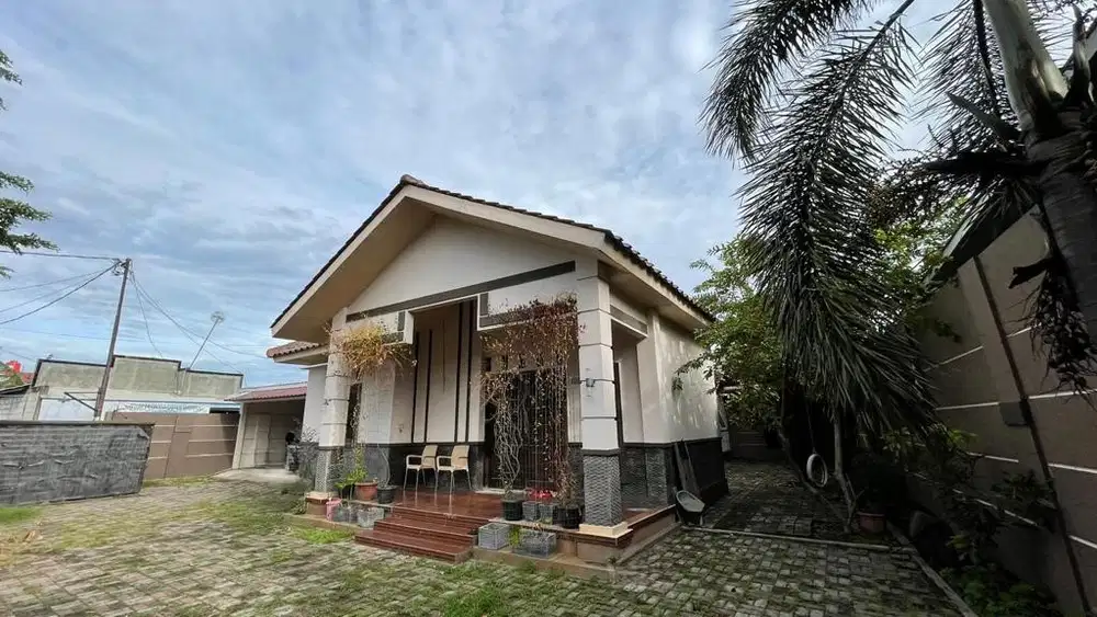 DIJUAL RUMAH TINGGAL DENGAN HALAMAN LUAS DI MEDAN SATRIA BEKASI
