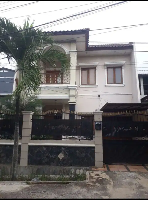 Jual rumah 2 lantai siap huni di kav dki dekat pintu tol puri