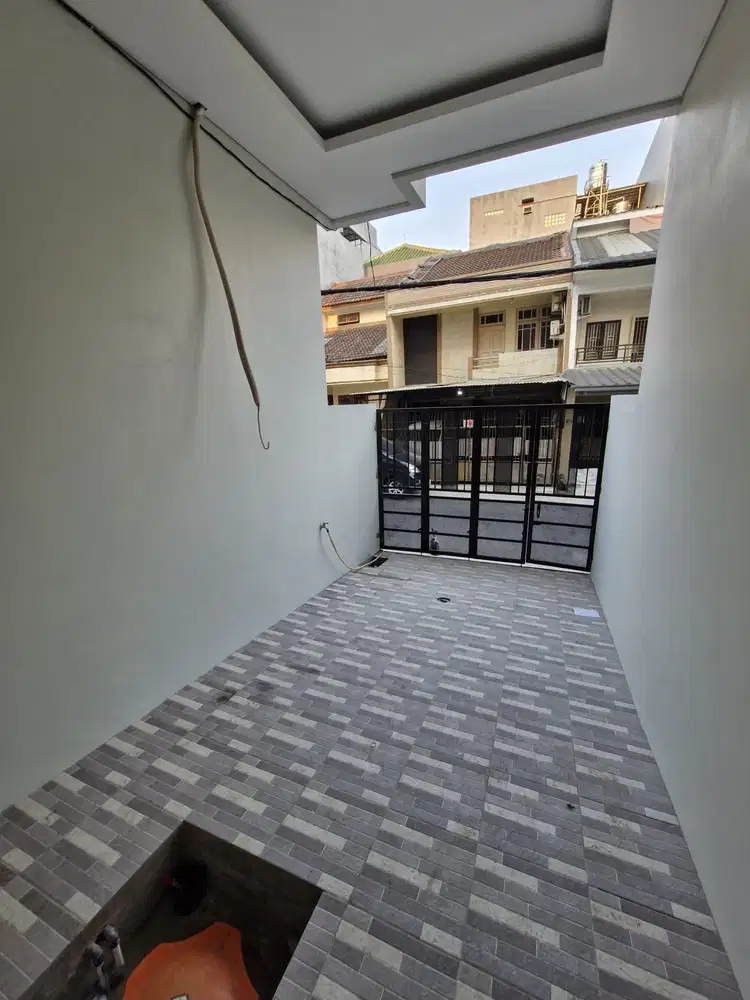 Dijual Rumah Siap Huni Semi Furnished di Taman Ratu, Jakarta Barat