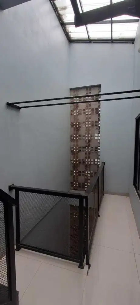 Semi Furnished! Dijual Rumah Cantik + Rooftop di Harapan Indah 2