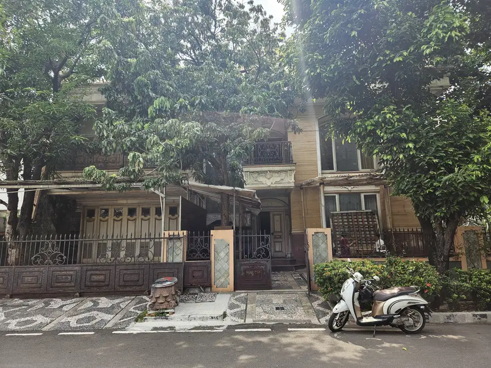 DIJUAL RUMAH TUA MEWAH 3 LANTAI HITUNG TANAH KAWASAN PULOMAS