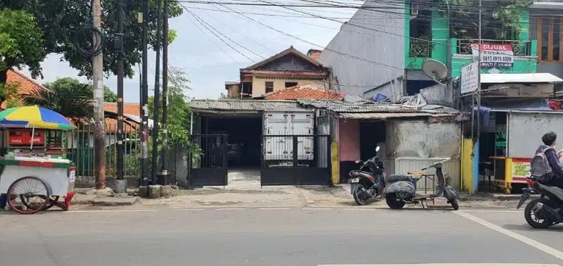 Rumah di pinggir jalan raya besar di jakarta pusat