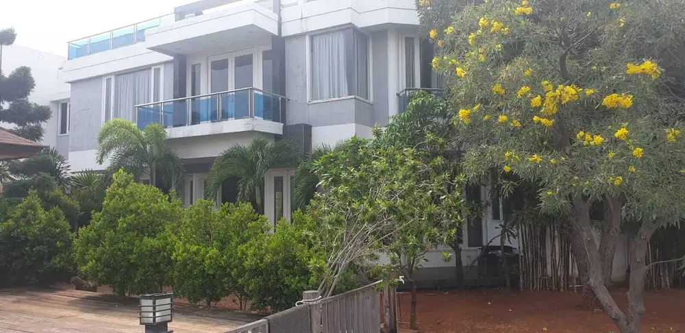 Jual rumah Pantai Mutiara Jakarta Utara ada kolam renang dan dermaga j