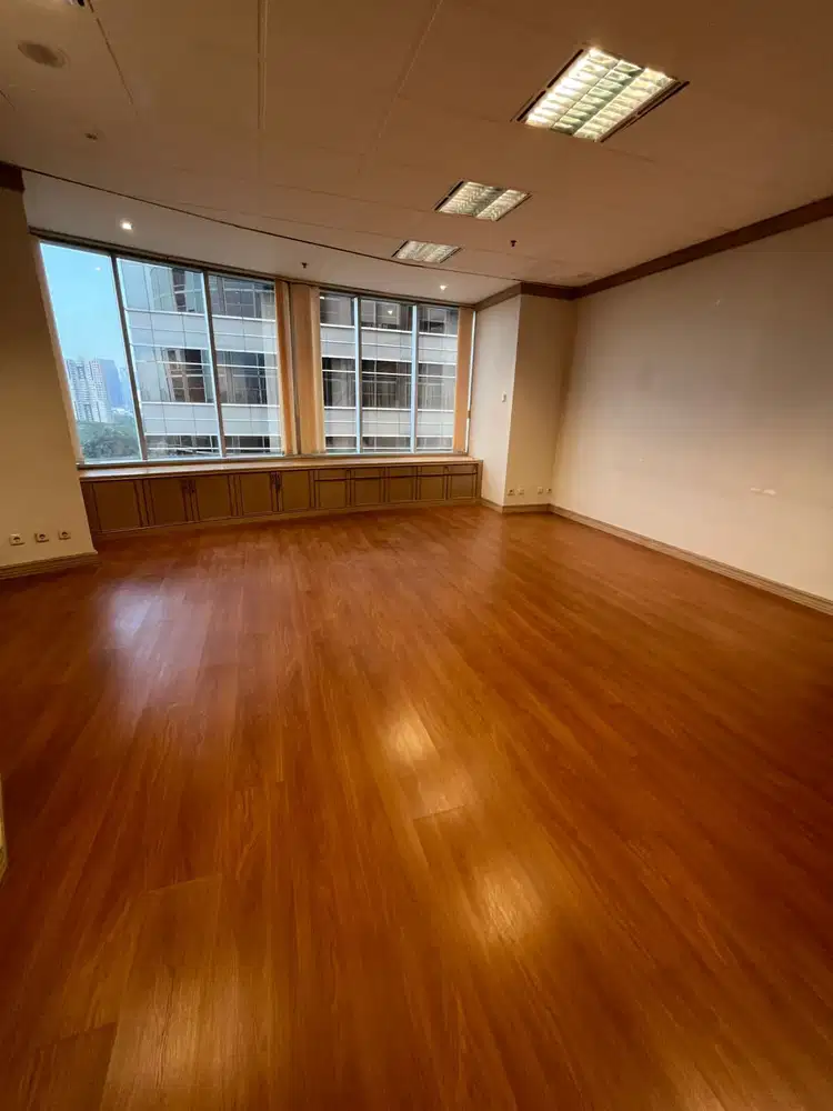 DISEWAKAN OFFICE SPACE SUDAH FULL RENOVASI DI MENARA SUDIRMAN SENAYAN