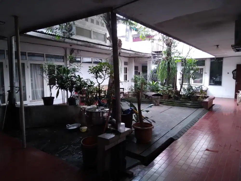 DIJUAL RUMAH TUA HITUNG TANAH DI PINGGIR JALAN DEKAT POS PENGUMBEN