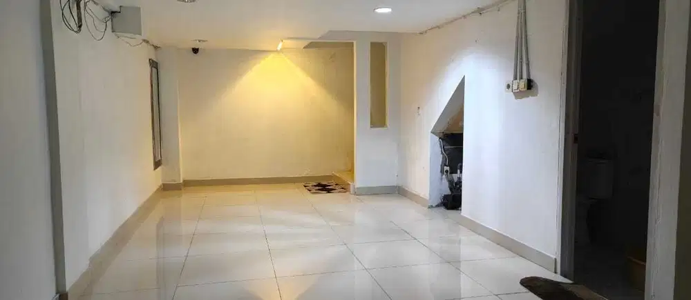 RUMAH STRATEGIS PINGGIR JALAN 4 LANTAI, TAMAN RATU DEKAT GREENVILLE