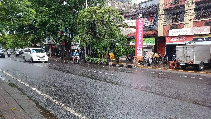 RUKO 3 LANTAI STRATEGIS PINGGIR JALAN DENPASAR BARAT