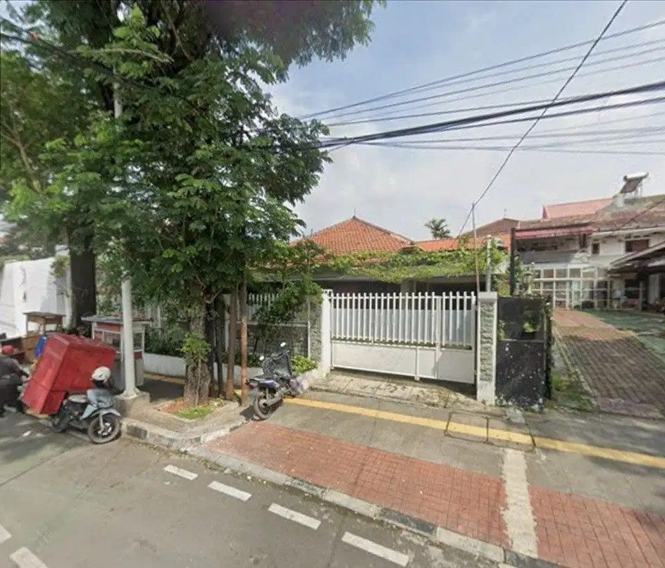 Rumah Pinggir Jalan di Tebet Barat Raya, Hanya 6 Menit ke Tol Tebet