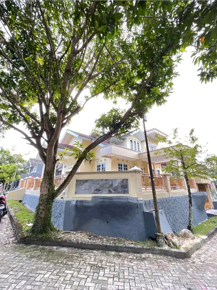 Rumah Mewah Udara Sejuk – Hook Depan Taman, Cluster Elit, Strategis!”