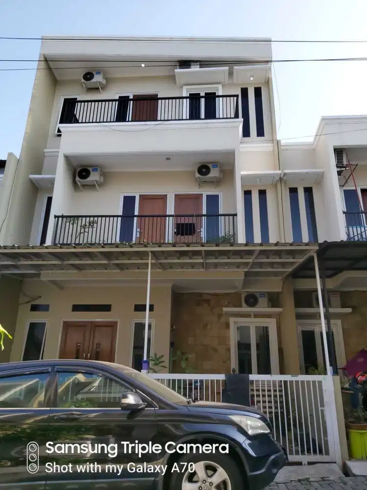 Jual cepat murah Rumah minimalis 3 lantai di cluster Jl. H. Adam Malik