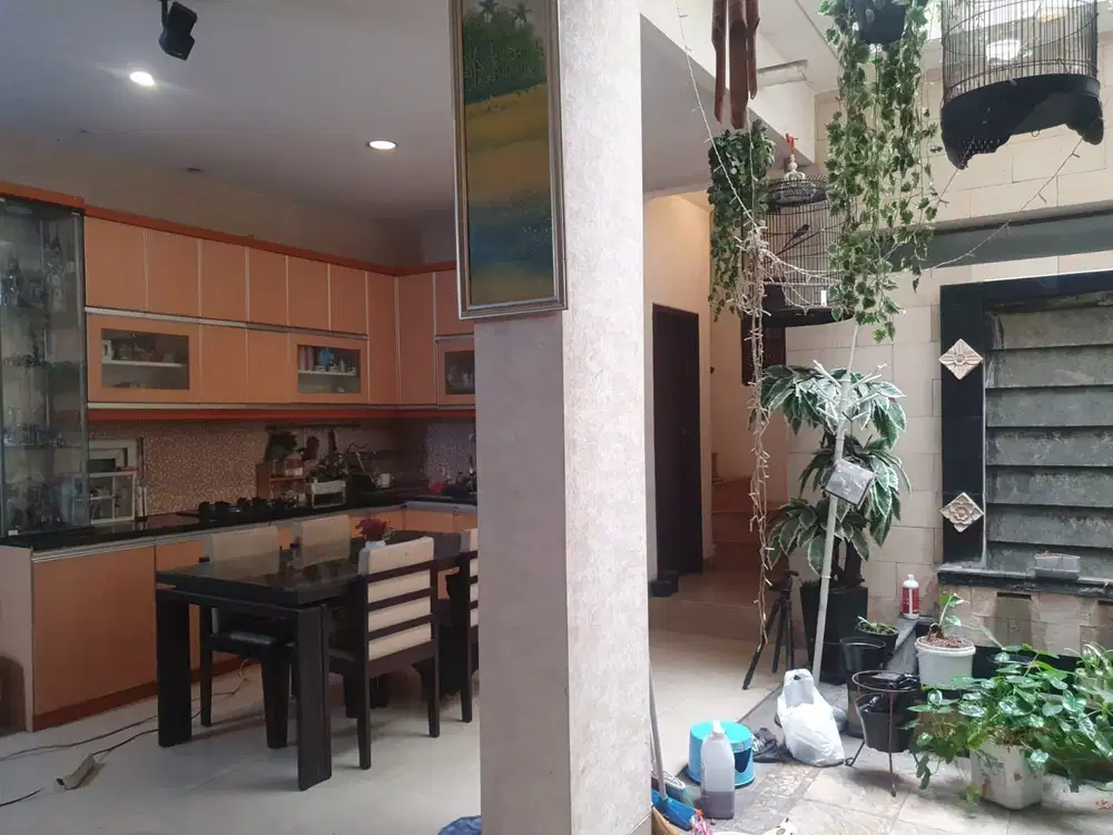Dijual / disewakan rumah baru renov, 2 lantai di Tomang, Jakarta Barat