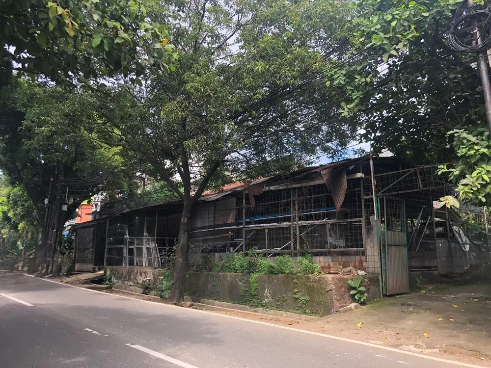 DIJUAL LAHAN DENGAN BANGUNAN LOKASI SAMPING JALAN RAYA DI JAGAKARSA