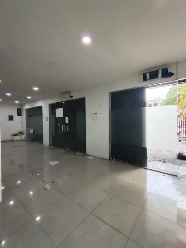 jarang ada. disewakan Ruko gandeng 3 di meruya utara