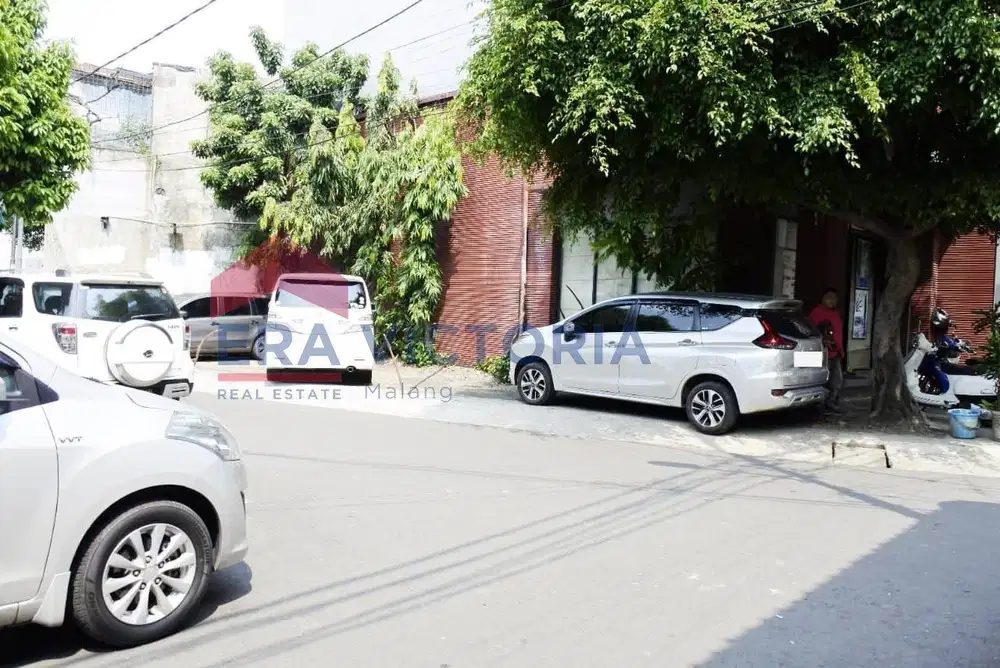 Ruko 3.5lantai lokasi strategis di daerah Tebet dengan parkiran luas