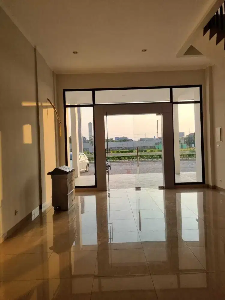 Disewa Ruko Baru 3 Lantai di Summarecon Crown Gading – Lokasi Premium