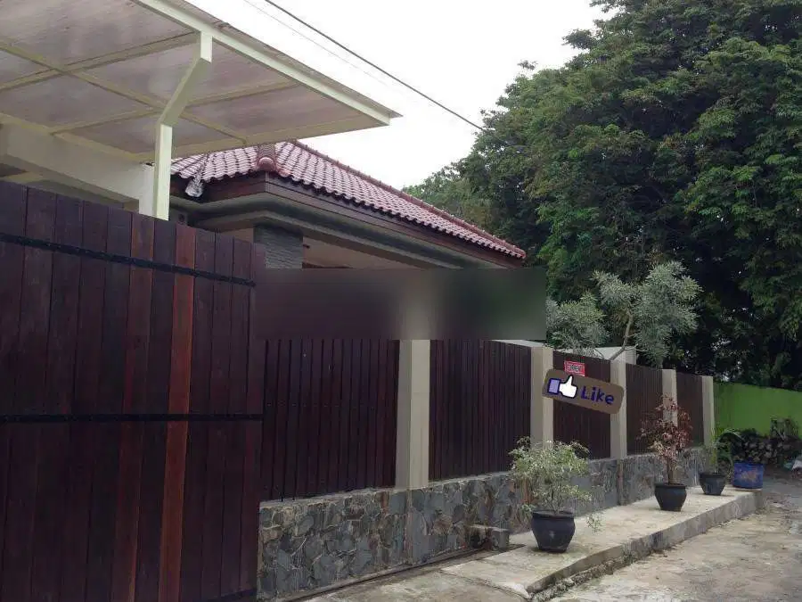 RUMAH BESAR FULL FURNISH DENGAN KOLAM RENANG LOKASI TENGAH KOTA